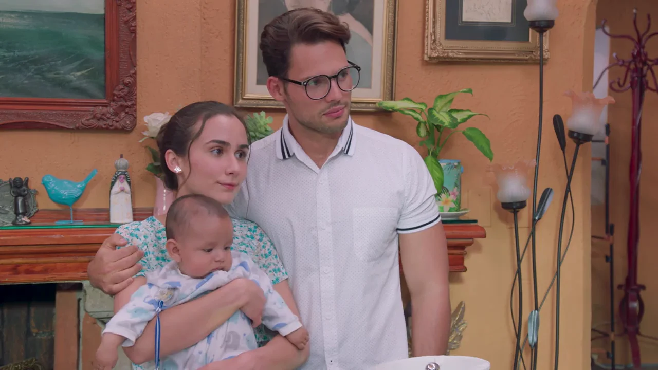 Dafne y Gael hacen oficial su relación ante la familia Falcón Gael y Dafne le cuentan a la familia Falcón, incluida Bárbara, que están saliendo.