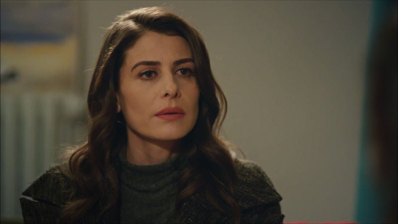 Dilara se sincera con Gulseren y le habla sobre su futuro