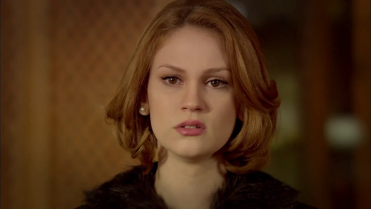 La triste despedida entre Aylin y Soner Aylin va a la casa dónde vivía con Murat para acabar de recoger sus cosas, allí se encuentra con Soner, dando lugar a una despedida llena de sentimientos.