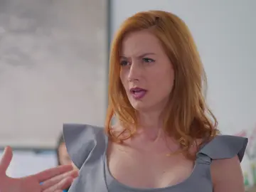 Álvaro recibe un regalo muy ostentoso de Olga que duda en aceptar  Álvaro recibe un regalo muy ostentoso de Olga que duda en aceptar