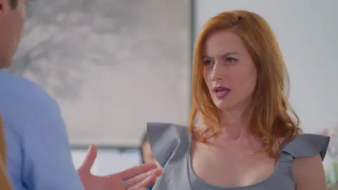 Álvaro recibe un regalo muy ostentoso de Olga que duda en aceptar Olga se intenta acercar a Álvaro por todos los medios y regalarle un coche parece ser su llave maestra.