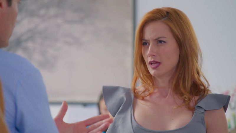 Álvaro recibe un regalo demasiado ostentoso de parte de Olga que le hace desconfiar acerca de sus intenciones