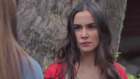 Clarita desaparece cuando estaba bajo el cuidado de Gemma Dafne y Gael salen de cita romántica y dejan a Santi y a Clarita al cuidado de Gemma, con la mala suerte de que Clarita se aleja y desaparece.
