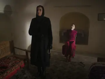 Azize echa a perder el trato entre Füsun y Miran Azize echa a perder el trato entre Füsun y Miran