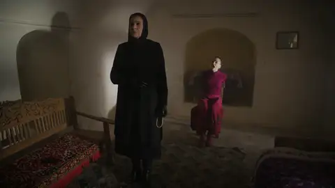 Azize echa a perder el trato entre Füsun y Miran Azize echa a perder el trato entre Füsun y Miran