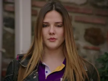 Hazal vuelve a casa de Cihan y lo pone todo patas arriba Hazal vuelve a casa de Cihan y lo pone todo patas arriba