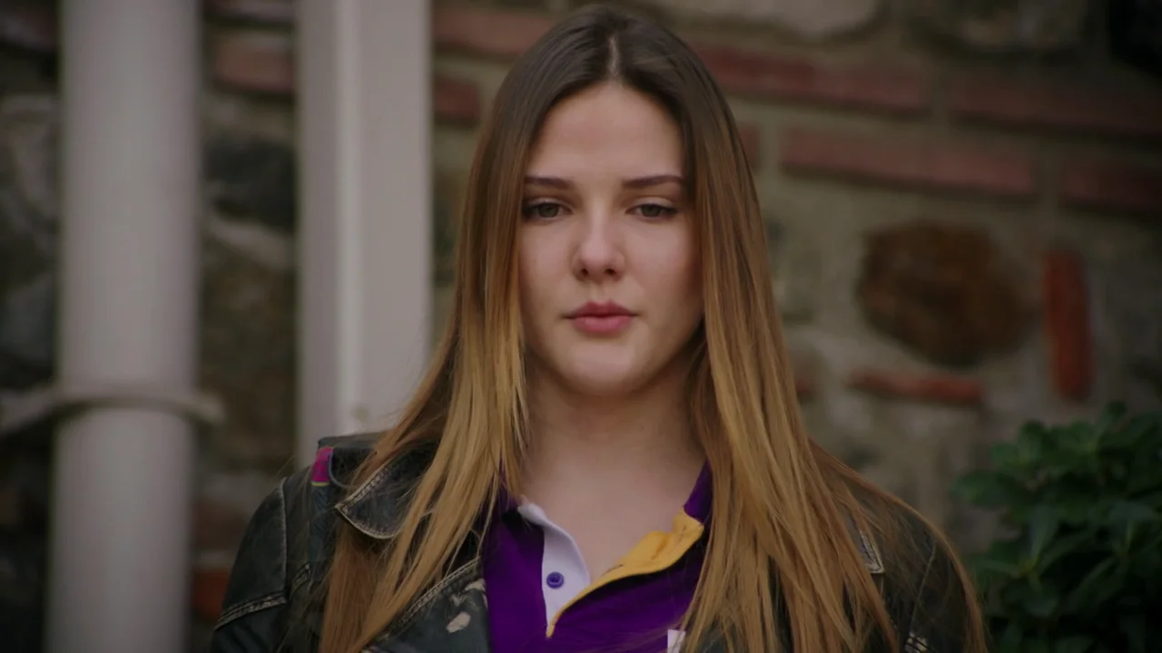 Hazal vuelve a casa de Cihan y lo pone todo patas arriba Hazal ha vuelto a casa de Cihan y, en su línea, conseguirá sacar a todos de quicio .. ¿Por quién empezará esta vez?