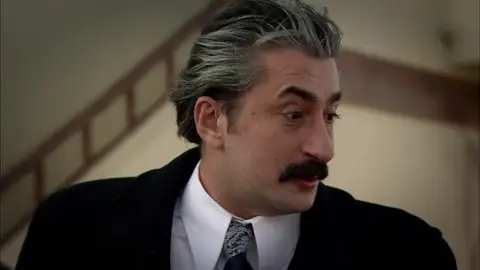 Aylin le da el sí quiero a Soner Ali descubre a Aylin con Soner y, cuándo parecía que todo iba a torcerse, las cosas cambian repentinamente.