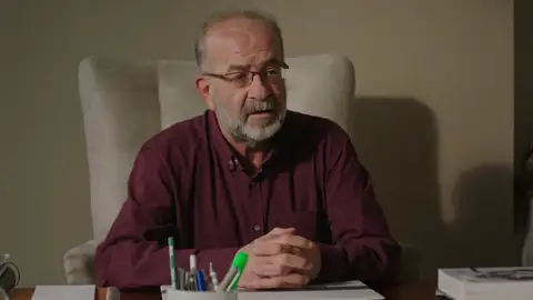 Hazal, cada día más hundida en una espiral de rabia y soledad, forcejea con el dependiente de una tienda. Hazal se pone insufrible y muy prepotente en una tienda de guitarras, donde acaba forcejeando con el dependiente y se da en la cabeza.