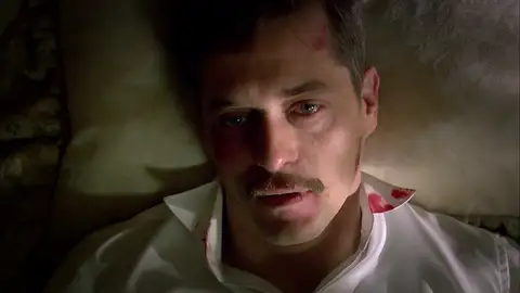 Soner abandona a Aylin justo antes de darse el "sí, quiero" La boda está lista, todos los invitados están reunidos y Aylin luce su precioso vestido blanco cuando Soner decide no casarse.