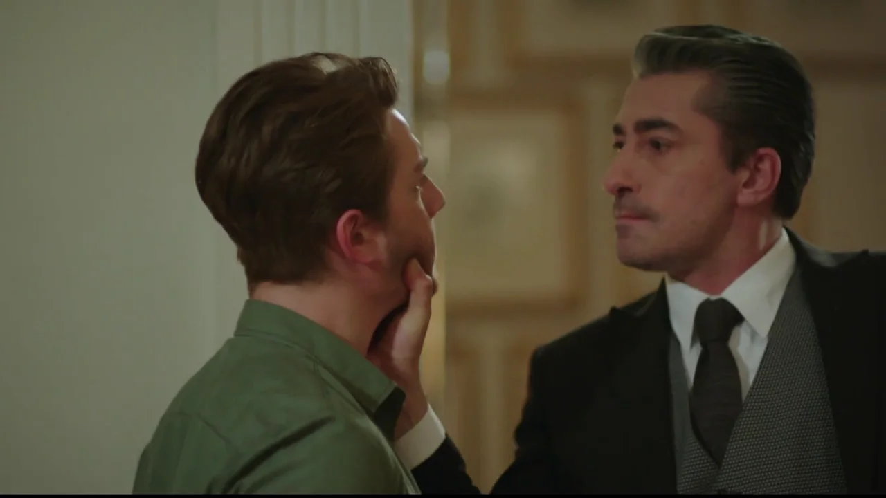 Cihan est&aacute; apunto de pegar a Ozan y este reaccionado march&aacute;ndose de casa.