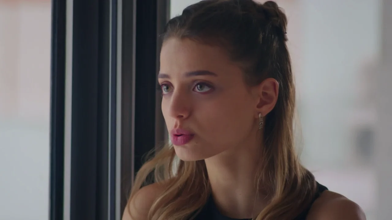 "No quiero olvidar a Debiz, lo amo demasiado" Cansu se sincera con Ozan Cansu está muy dolida por todo lo que ha sucedido con Deniz y busca refugio en los consejos de su hermano.