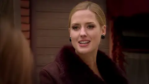 Caroline aprovecha que han echado a Cemile de la empresa para reírse de ella Cemile intenta que los crueles comentarios de Caroline no le afecten, pero esta se pasa de la raya ...