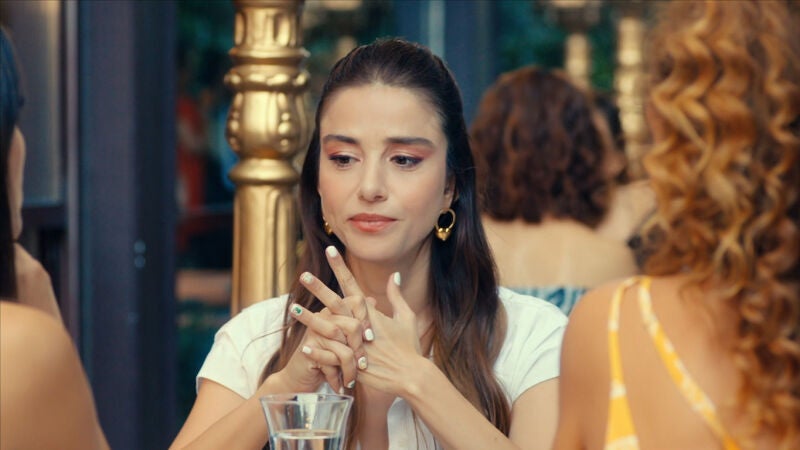 El cumpleaños de Ezgi se acerca y sus amigas tienen planes para ella