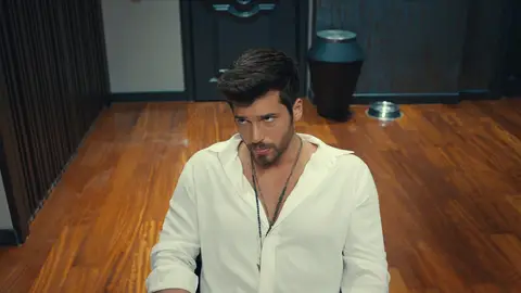 Özgur, harto de su madre El hombre equivocado