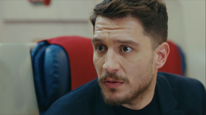 Nare descubre en el avión la leyenda sobre su desaparición