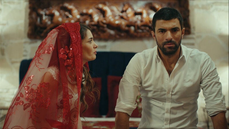 Menekse no sabe cómo reacionar ante la aparición de Nare