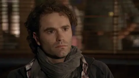 Un director de orquesta aparece ahogado en apenas dos centímetros de agua En un día en el que todo debería de ser alegría, un caso lleno de incógnitas y de falsos culpables llega a San Candido.