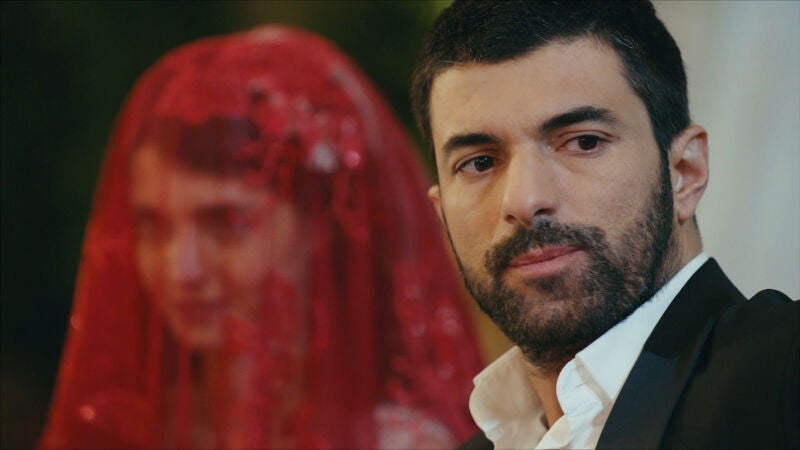 Menekse y Sancar contraen matrimonio delante de todo el pueblo ante la mirada furtiva de Nare