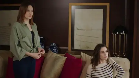 Hazal vuelve a engañar a Cihan y a Dilara Hazal no para de engañar a sus padres y ellos se siguen creyendo todas sus mentiras.