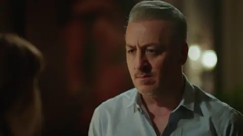 Vuelven los celos de Harun hacia Cihan Harun no soporta la idea de que otro hombre acueste a su hijo y, a pesar de que parecía haberse calmado, su rabia ha vuelto.