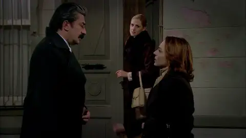 Cemile pierde el trabajo y culpa a Ali Alguien no para de ponerle la zancadilla a Cemile en los negocios y esta, cansada de aguantar, busca al culpable.