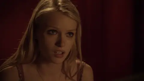 La horrible historia de Natasha, la prostituta que mantienen cautiva en San Candido En un club de alterne, una docena de chicas son explotadas sexualmente y Natasha, una de ellas, le cuenta su historia a Pietro.