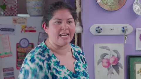 La madre de Dimi se enfrenta a Gemma La madre del novio de Gemma no está dispuesta a que su hijo sea el padre de un niño que no es el suyo y se lo dejará muy claro a Gemma.