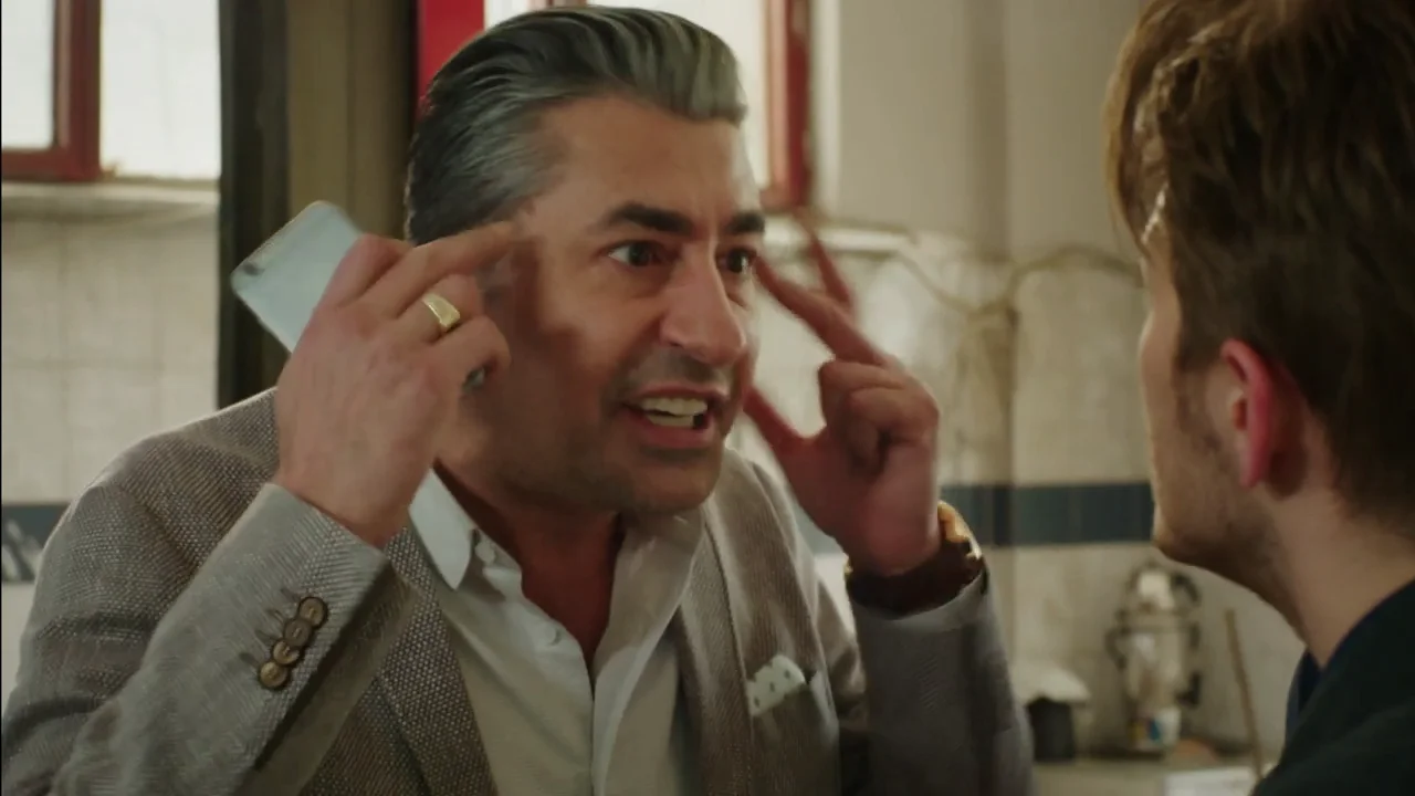 Ozan sale en los periódicos y desata la furia de Cihan Ozan está decidido a hacer su vida al margen de su familia, pero su padre no está dispuesto a que tire todo su esfuerzo por la borda.