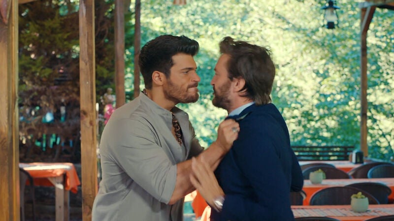 Serdar y Özgur coinciden en el restaurante de los padres de Ezgi y saltan chispas