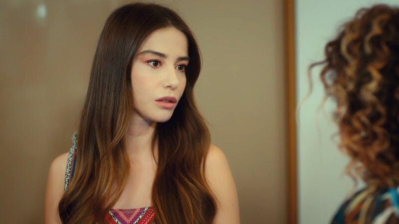 Ezgi está muy enfadada con sus amigas y con su madre