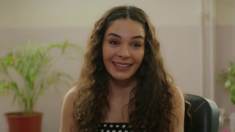 La pequeña Melek se cruza en la vida de Reyyan y Miran