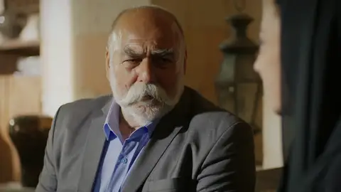 Azize vuelve a la mansión Cihan ha conseguido convencer a Azize de que vuelva a casa y, ahora, llega el momento de reunirse con el resto de la familia.