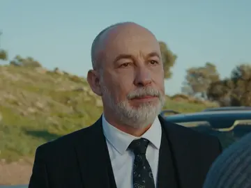 El embajador Güven se lleva a Melek El embajador Güven se lleva a Melek