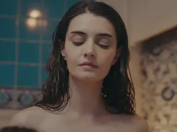 Melek es acusada injustamente de romper el vestido de Menekse Melek es acusada injustamente de romper el vestido de Menekse