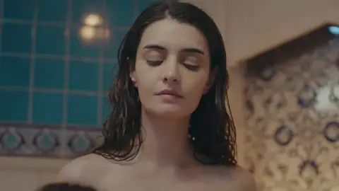 Melek es acusada injustamente de romper el vestido de Menekse Melek es acusada injustamente de romper el vestido de Menekse