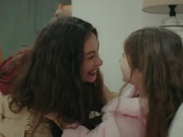 Nare vuelve a ver a Melek para ayudarla Nare vuelve a ver a Melek para ayudarla