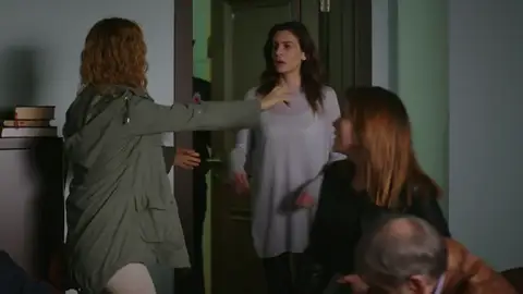 La familia de Dilara va a visitarla a la cárcel Dilara ha entrado en prisión preventiva y nadie dentro de la cárcel piensa ponérselo fácil, pero su familia no dejará de apoyarla.