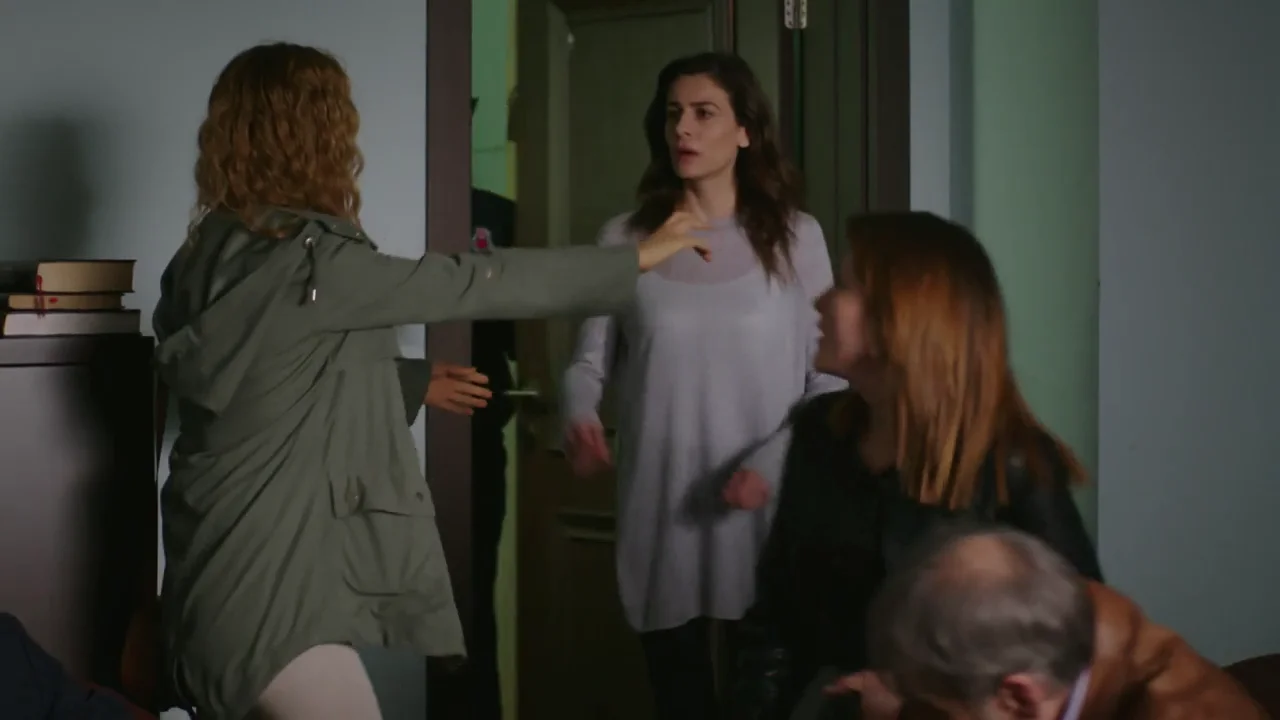 La familia de Dilara va a visitarla a la cárcel Dilara ha entrado en prisión preventiva y nadie dentro de la cárcel piensa ponérselo fácil, pero su familia no dejará de apoyarla.