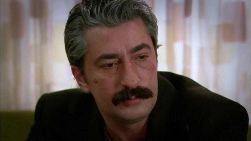 Ali le pide a Cemile que vuelva con él 