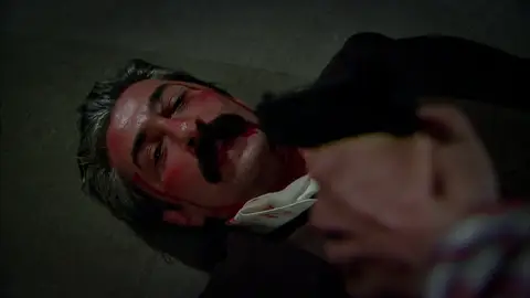 Ali se cuela en uno de los barcos de Kenan y sale muy mal parado Ali no puede dejar pasar el hecho de que Kenan esté traficando con armas y sus investigaciones hacen que su vida corra peligro.