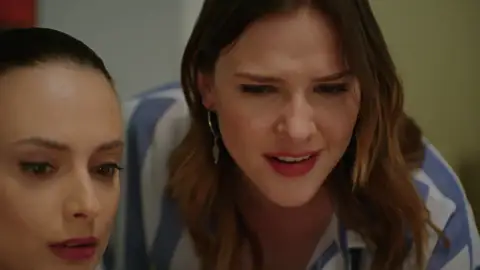 “¿Sabes quién es ese hombre?, es el padre de Cansu”, Hazal le cuenta toda la verdad a Sevinç sobre Özkan La mentira de Özkan ya había llegado demasiado lejos y, cuando parece que es Keriman la que le va a contar toda la verdad a Sevinç, Hazal se le adelanta.