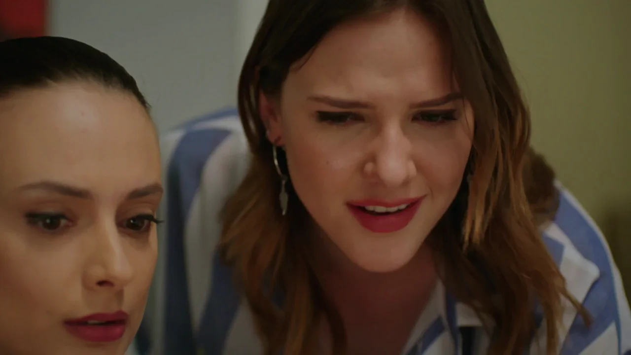 “¿Sabes quién es ese hombre?, es el padre de Cansu”, Hazal le cuenta toda la verdad a Sevinç sobre Özkan La mentira de Özkan ya había llegado demasiado lejos y, cuando parece que es Keriman la que le va a contar toda la verdad a Sevinç, Hazal se le adelanta.