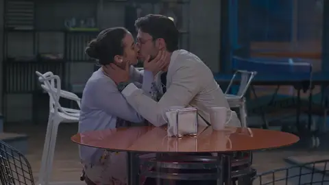 Gael besa a Dafne Cuando parecía que no había forma de que Gael y Dafne volviesen a estar juntos, la situación da un giro de 180 grados.