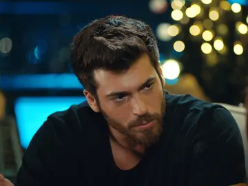 Özgur es feliz con Ezgi Özgur es feliz con Ezgi