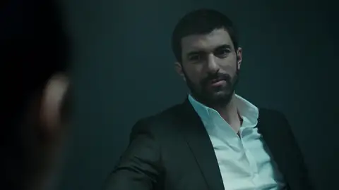 Sancar y Gediz son interrogados por desfalco mientras Nare intenta salvar el dinero Sancar y Gediz son interrogados por desfalco mientras Nare intenta salvar el dinero