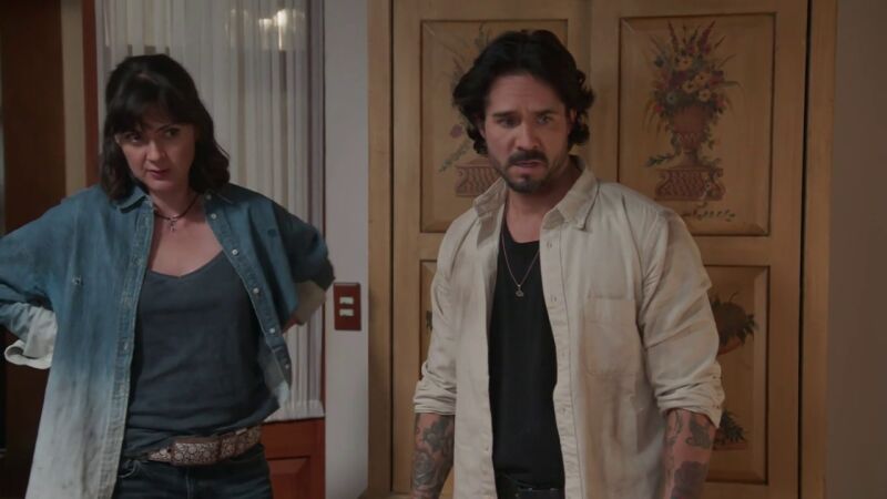 Rafael pasa la noche con Fernanda cuidándola 