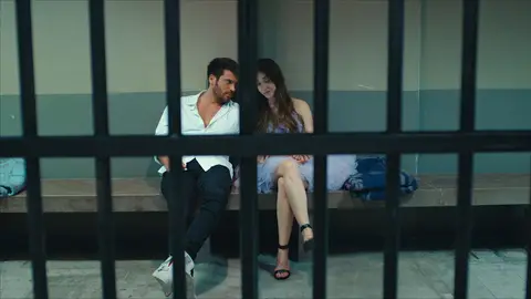 Ezgi y özgur en la cárcel El hombre equivocado