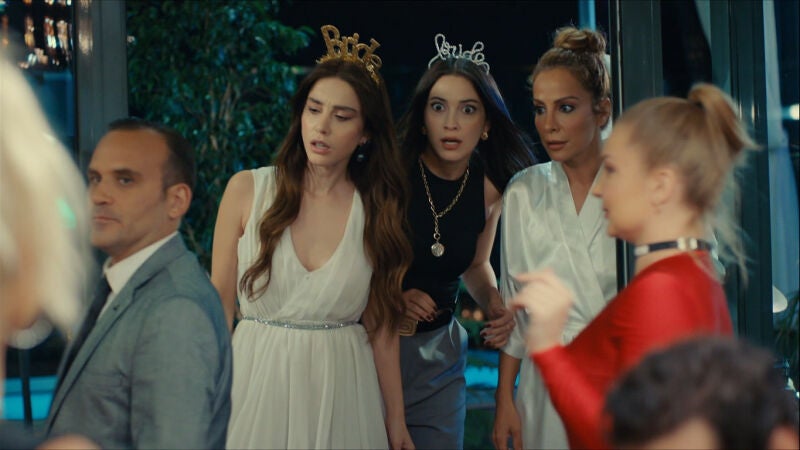 La despedida de soltero de Levent se complica cuando aparece Cansu, Deniz y Ezgi