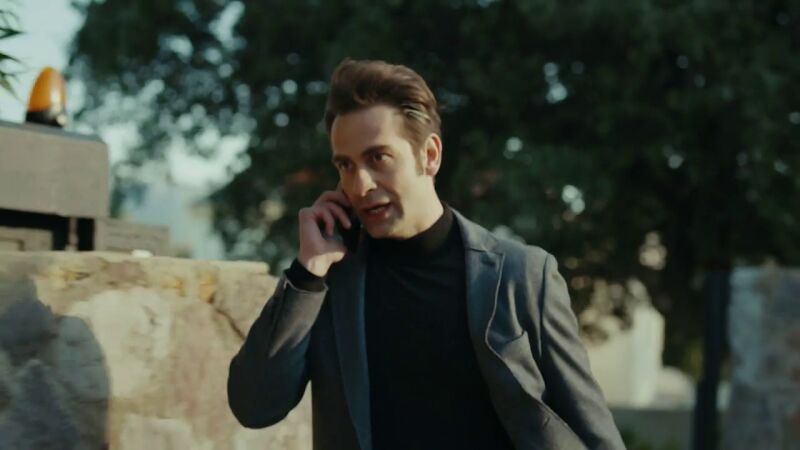 La policía acorrala a Akin ante la atenta mirada del embajador